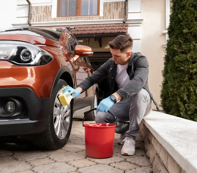 Lavage auto à domicile Puyméras : professionnel intervenant sur un véhicule